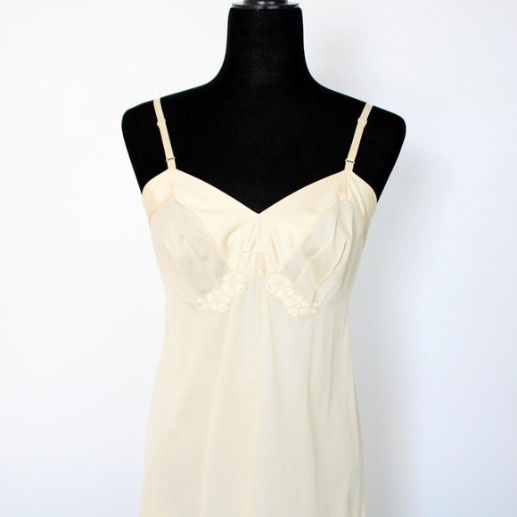 Vintage Vanity Fair Dress Slip Thigh Length Size 34 Beige Floral Applique SP56 - Picture 1 of 11
